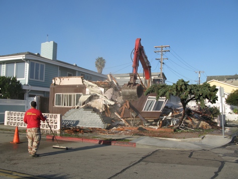 Newport Beach peninsula home under demolition