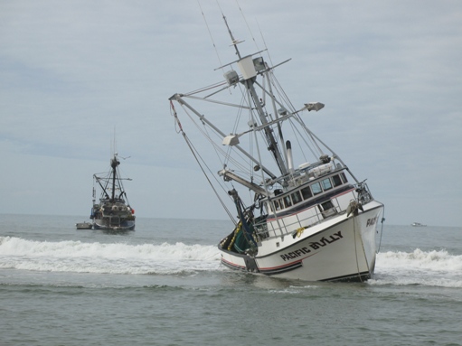 Boat gets beached in Huntington Beach
