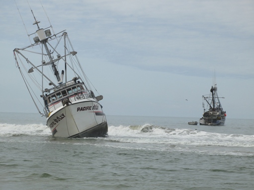 Boat gets beached in Huntington Beach