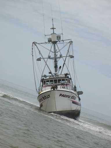 Boat gets beached in Huntington Beach
